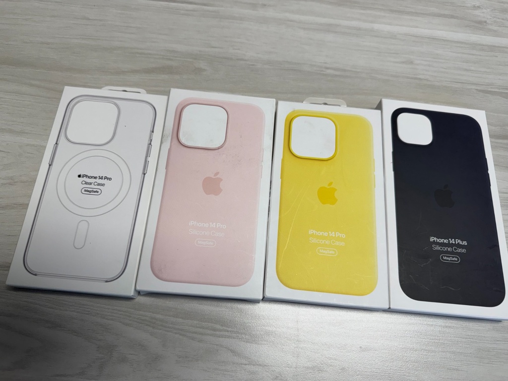 Genuine Apple iPhone 14 Pro Silicone Case with MagSafe Canary Yellow Case MQUG3ZM/A
